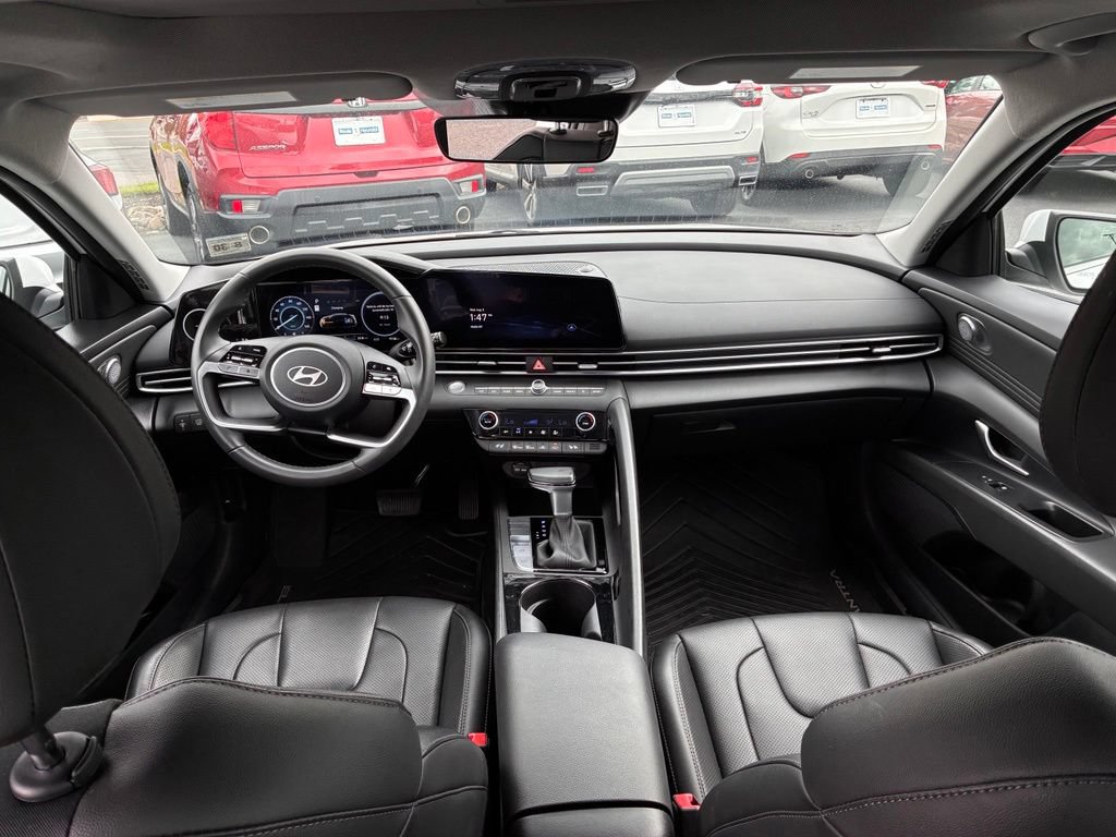 Used 2025 Hyundai Elantra Limited FWD image 14