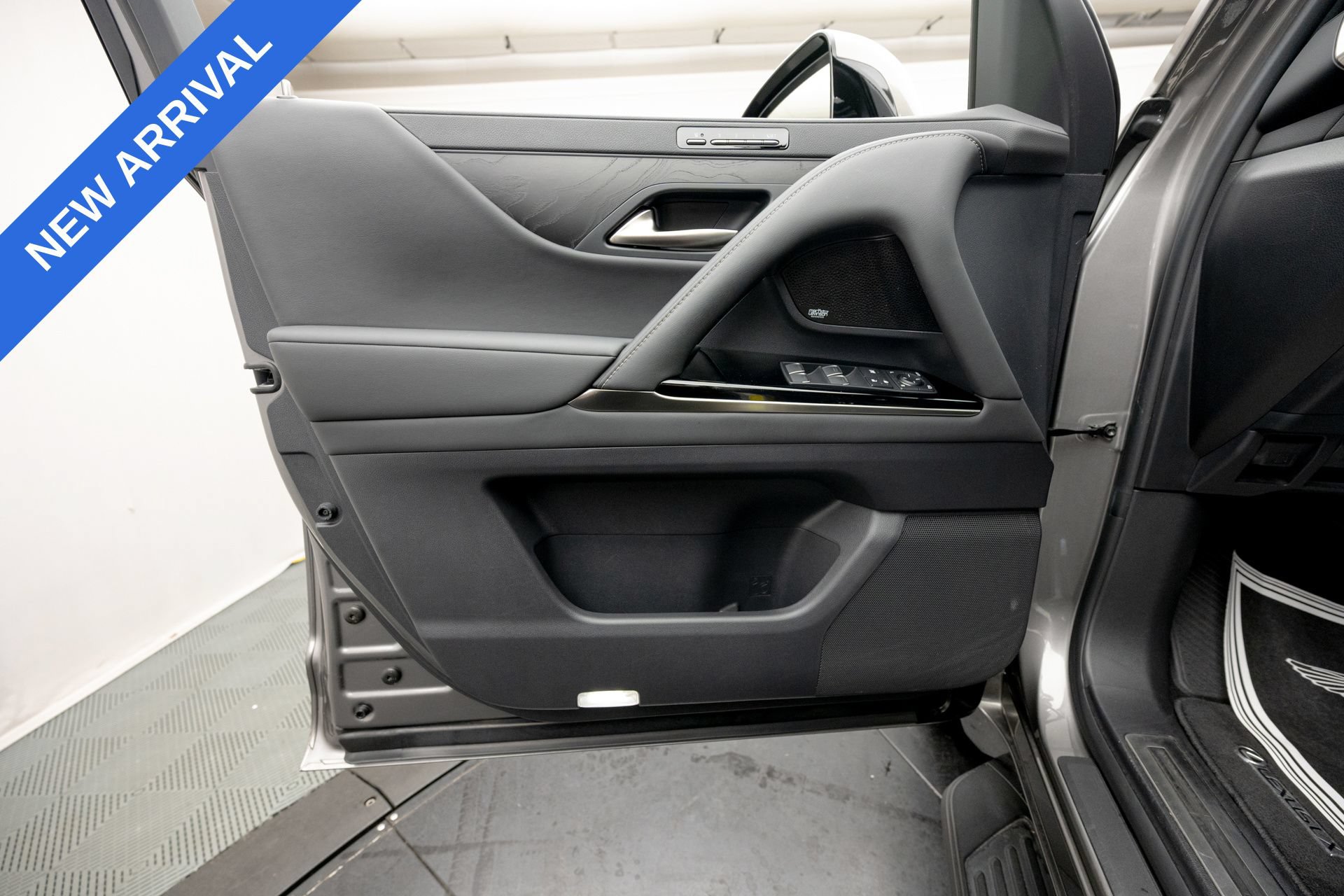 Used 2022 Lexus LX 600 4WD w/ Accessory Package (Z1) image 37