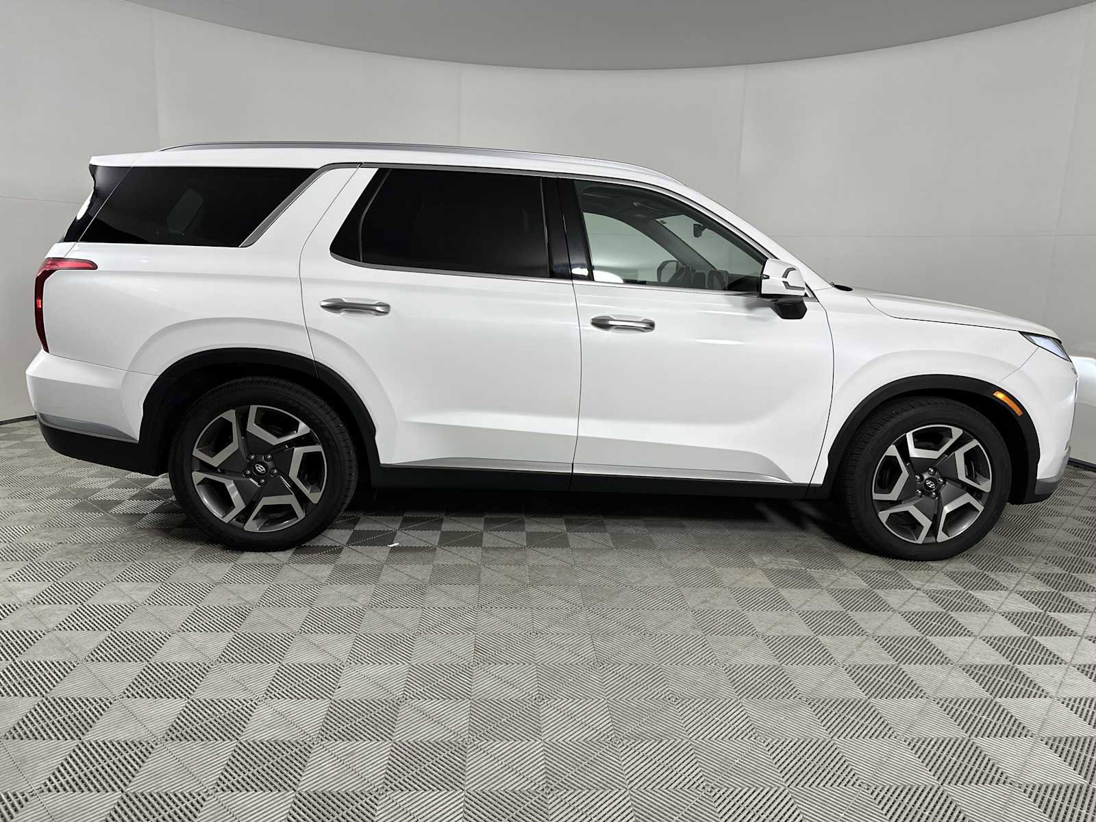 Used 2024 Hyundai Palisade Limited FWD image 9