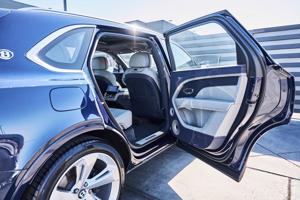 Used 2025 Bentley Bentayga Extended Wheelbase AWD/4WD image 25