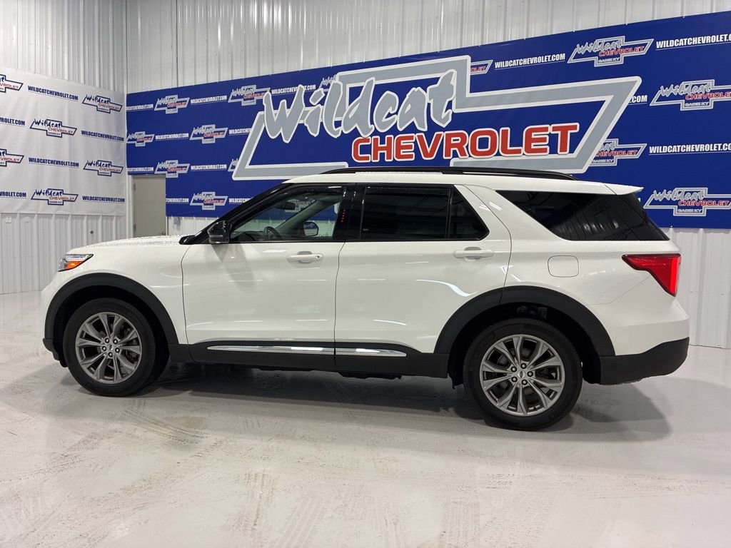 Used 2023 Ford Explorer XLT w/ Equipment Group 202A AWD/4WD image 3