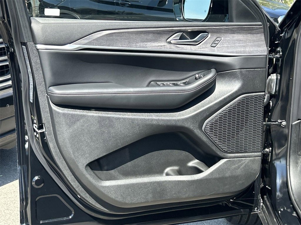 Used 2025 Jeep Grand Cherokee Limited w/ Black Appearance Package image 20