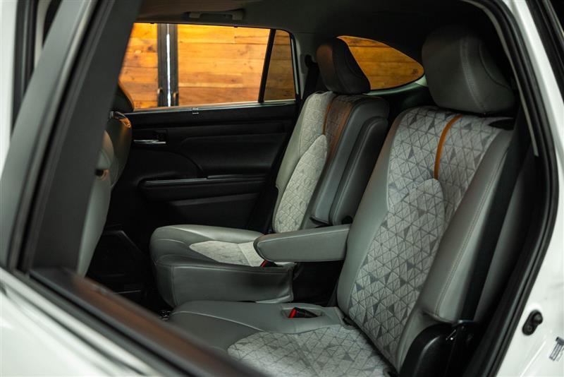 Used 2023 Toyota Highlander Bronze Edition image 11