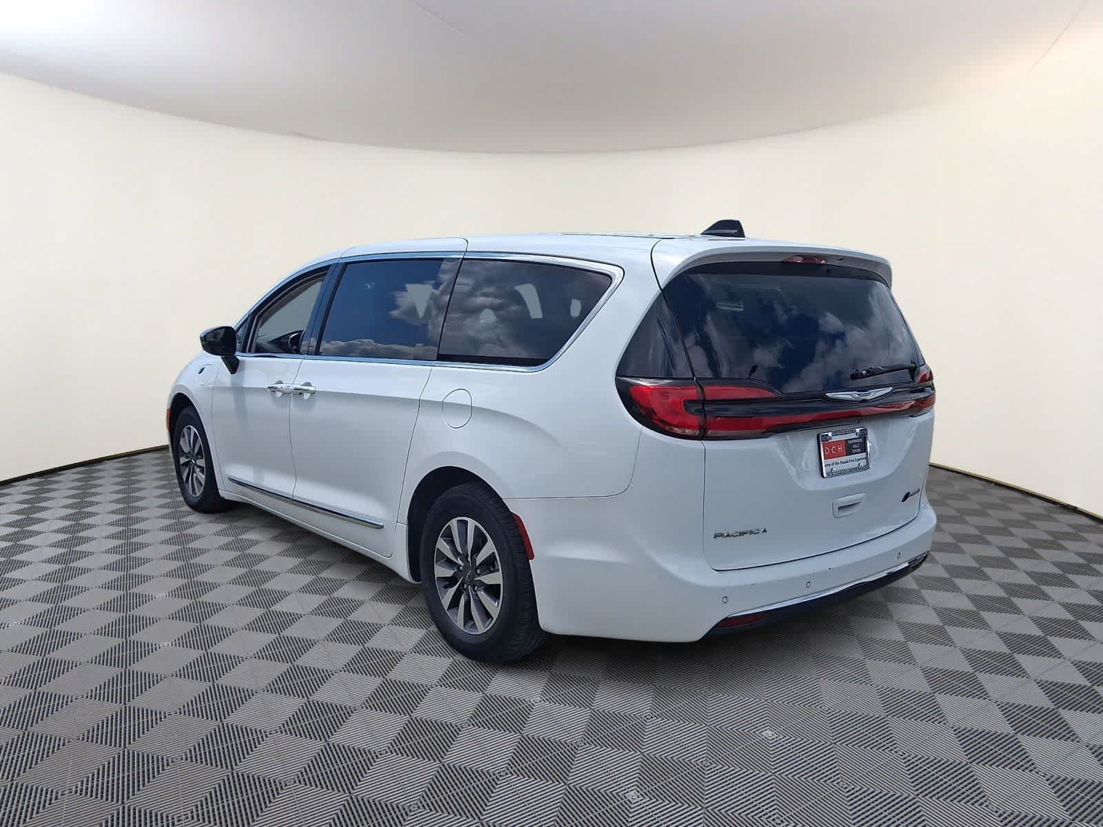 Used 2023 Chrysler Pacifica Limited FWD image 7