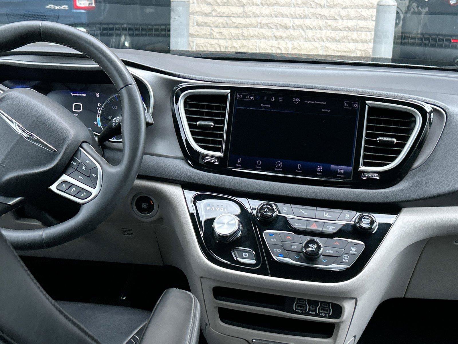Used 2024 Chrysler Pacifica Touring-L FWD image 21