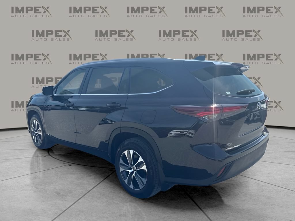 Used 2025 Toyota Highlander XLE AWD/4WD image 3