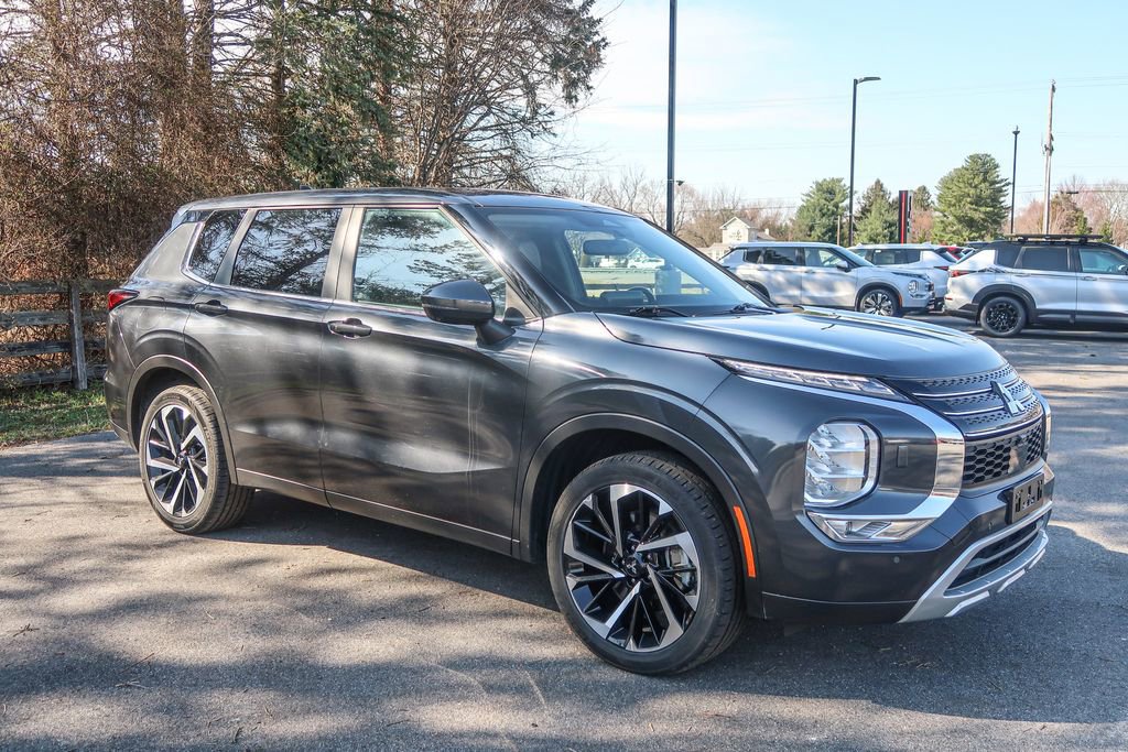 Used 2024 Mitsubishi Outlander image 1