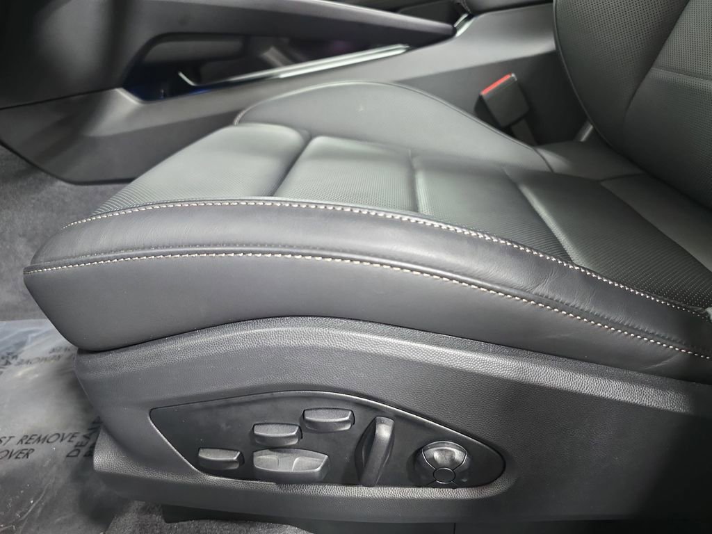 Used 2025 Porsche Macan Turbo Electric AWD/4WD image 23