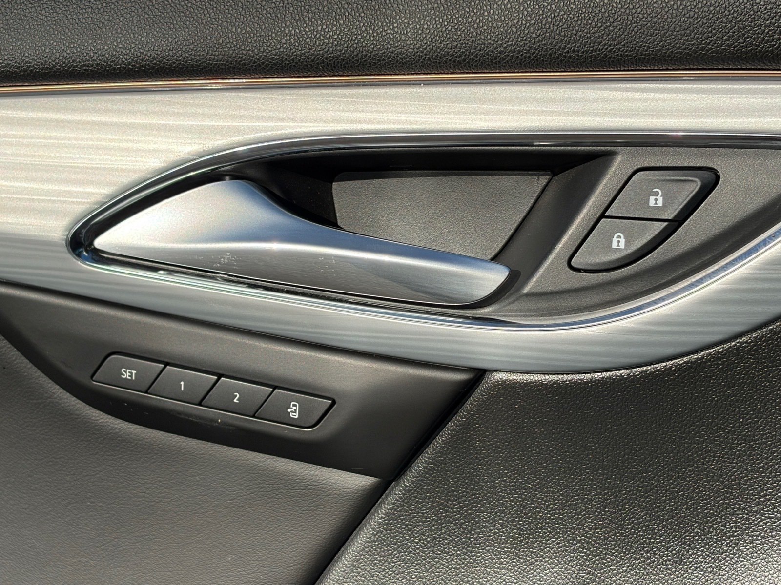 Used 2025 Buick Envision Avenir AWD/4WD image 18