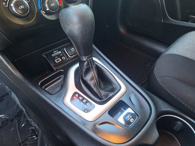 Used 2018 Jeep Cherokee Latitude FWD image 13