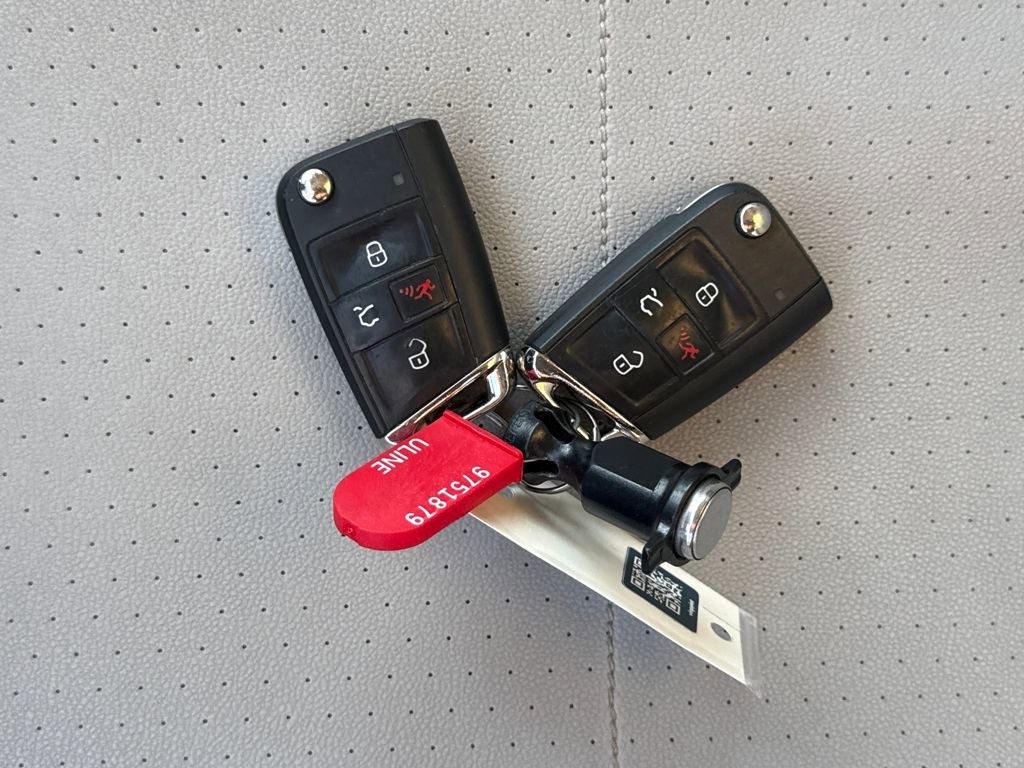 Used 2021 Volkswagen Tiguan SE w/ Panoramic Sunroof Package image 29