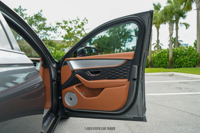 Used 2022 Bentley Flying Spur Plug-In Hybrid image 68