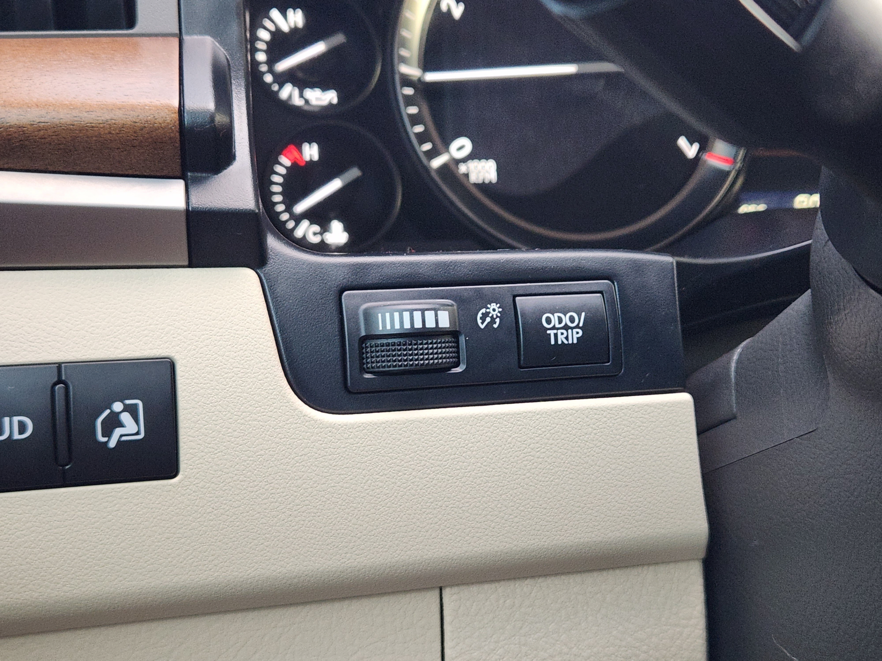 Used 2021 Lexus LX 570 4WD w/ Luxury Package image 21