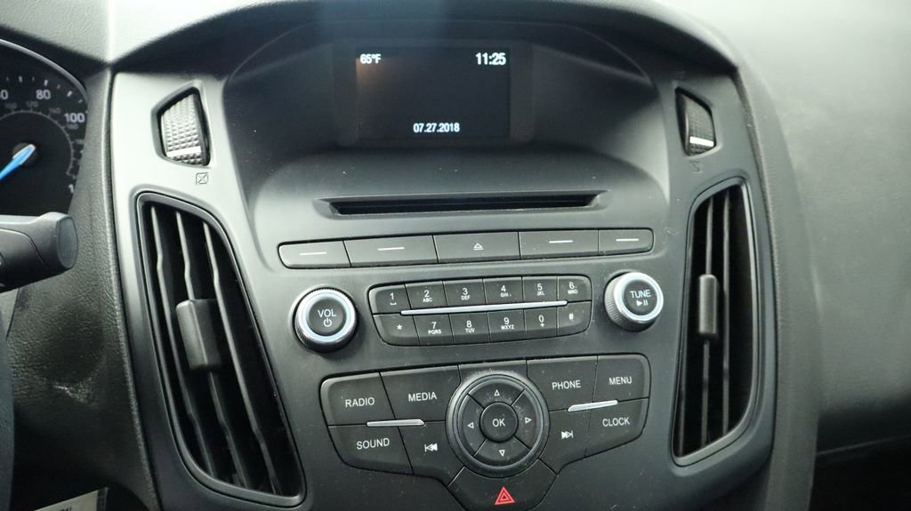 Used 2015 Ford Focus SE w/ SE Sport Package image 29
