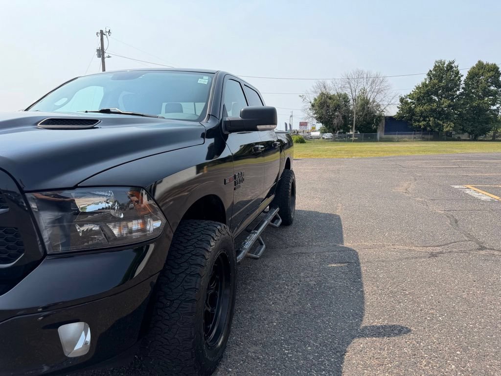 Used 2019 RAM 1500 Classic SLT w/ Black Appearance Group AWD/4WD image 16
