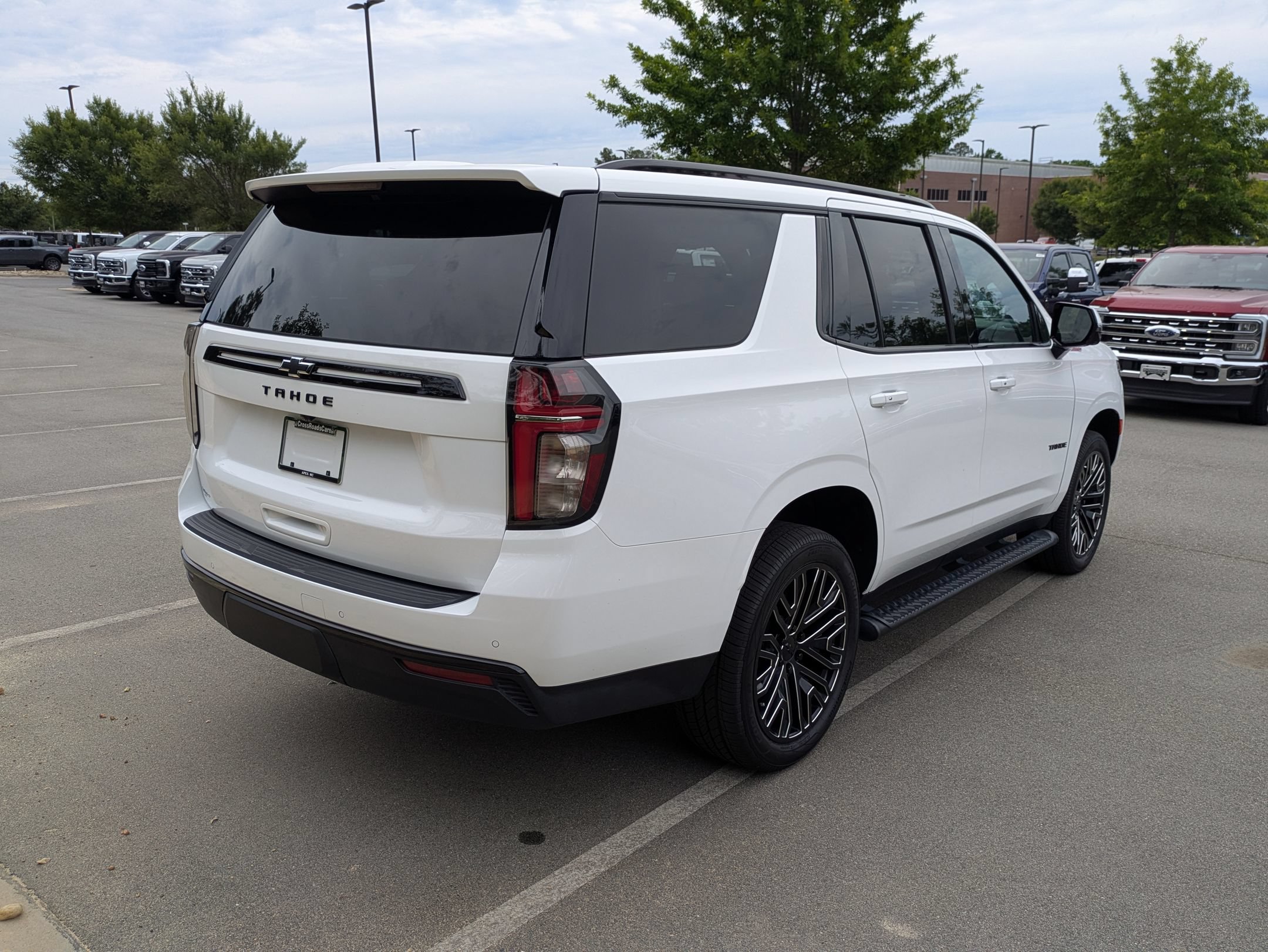 Used 2023 Chevrolet Tahoe Z71 w/ Luxury Package AWD/4WD image 4