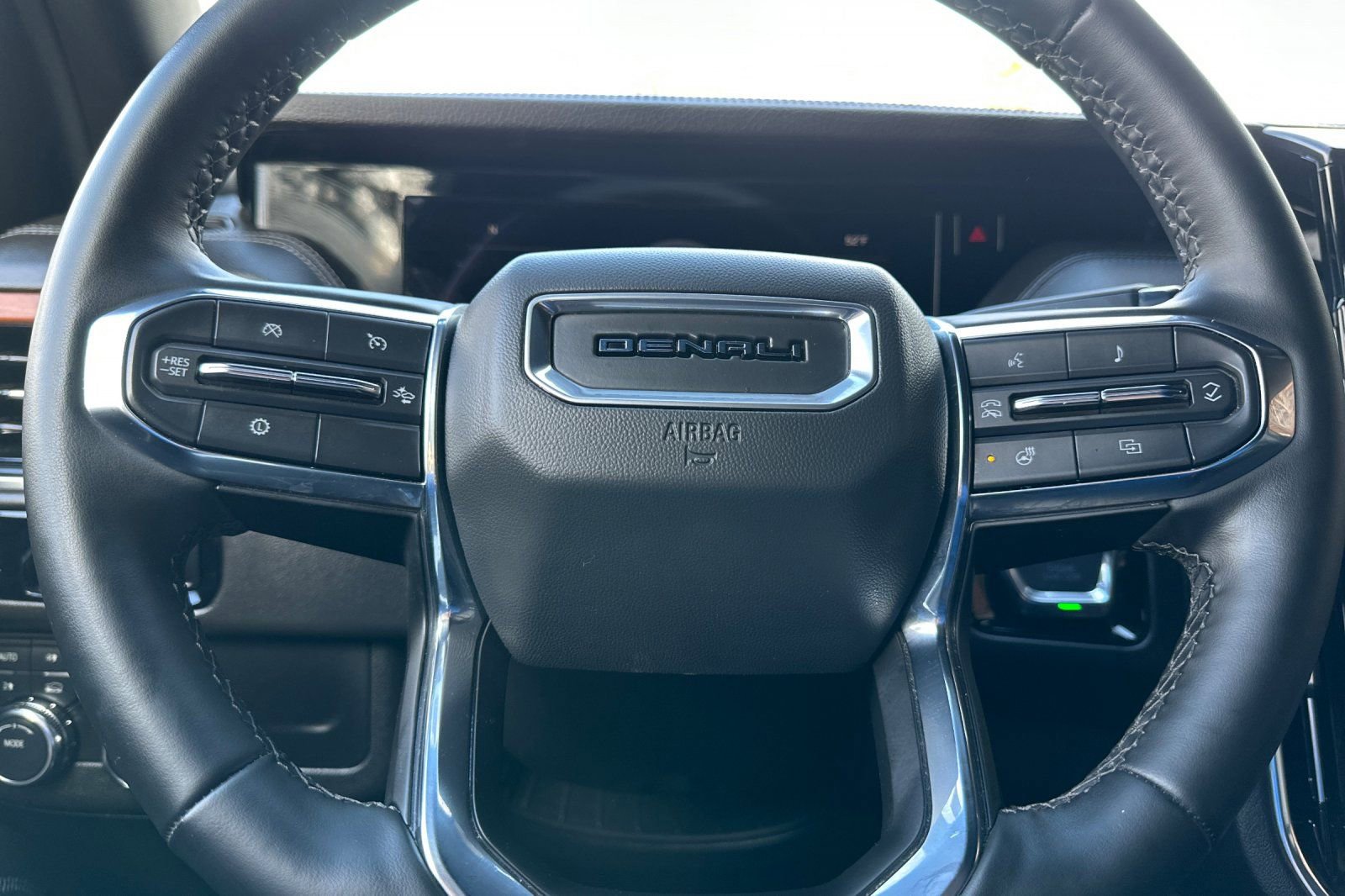 Used 2025 GMC Yukon Denali image 23