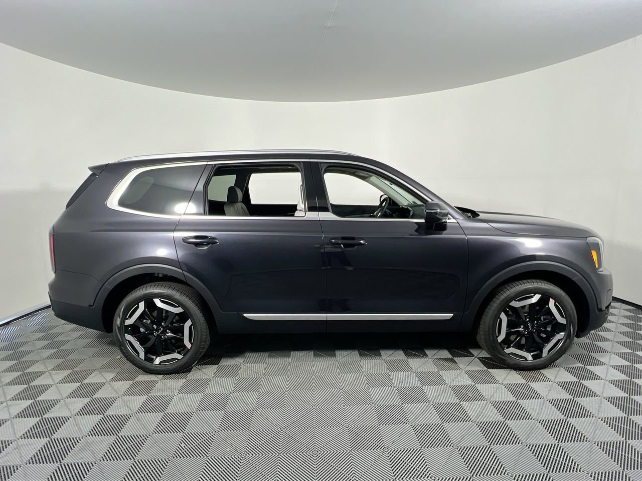 Certified 2024 Kia Telluride EX w/ EX Captain's Chair Package FWD image 2