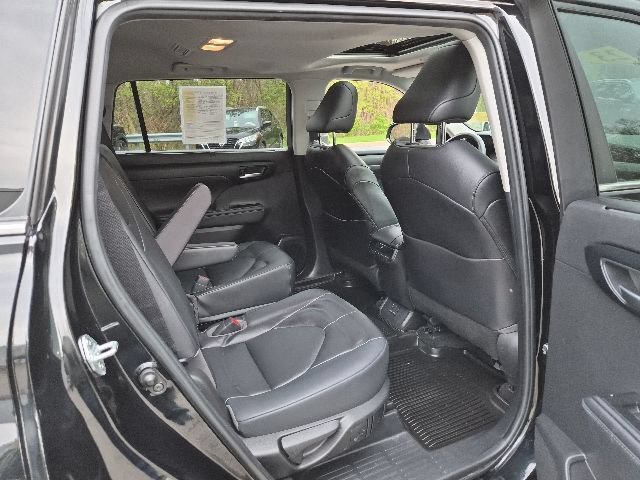 Used 2023 Toyota Highlander XLE AWD/4WD image 14