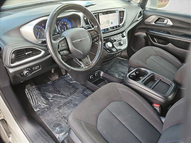 Used 2021 Chrysler Pacifica Touring FWD image 12