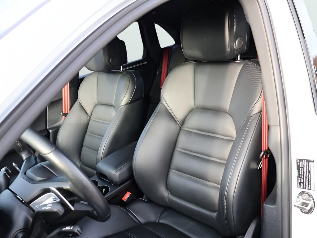 Certified 2024 Porsche Macan GTS image 5