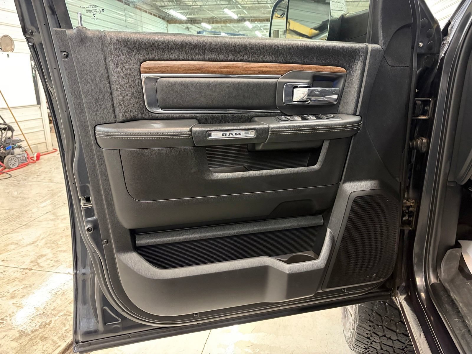 Used 2017 RAM 3500 Laramie AWD/4WD image 9