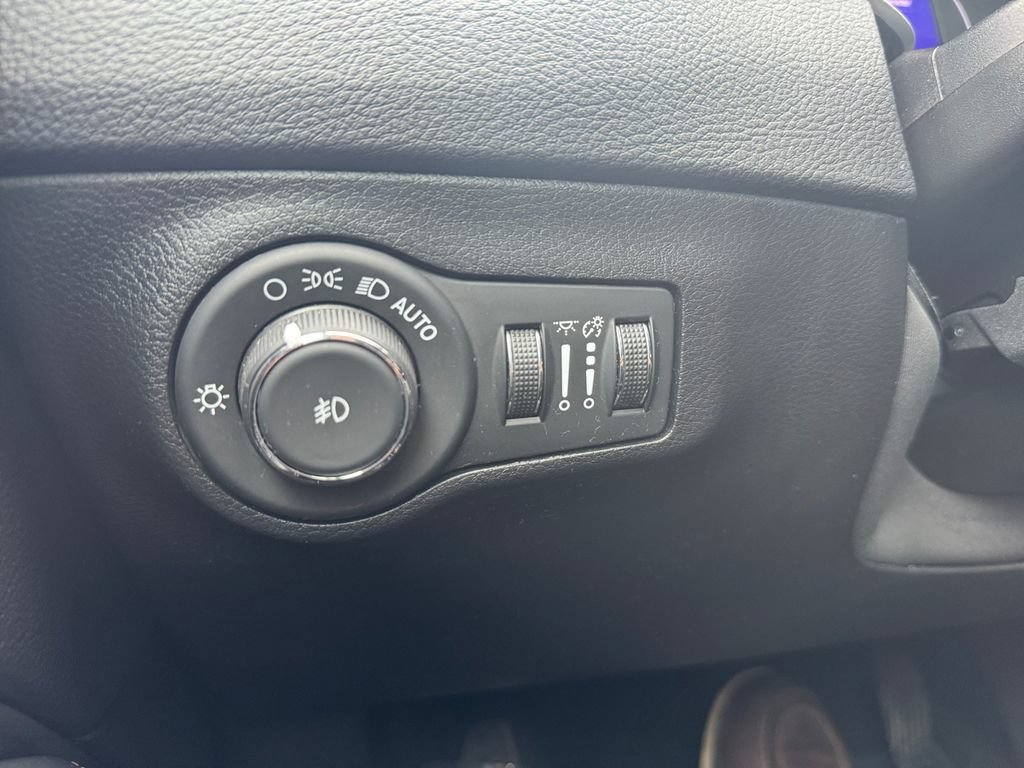 Used 2019 Jeep Compass Latitude w/ Cold Weather Group AWD/4WD image 28
