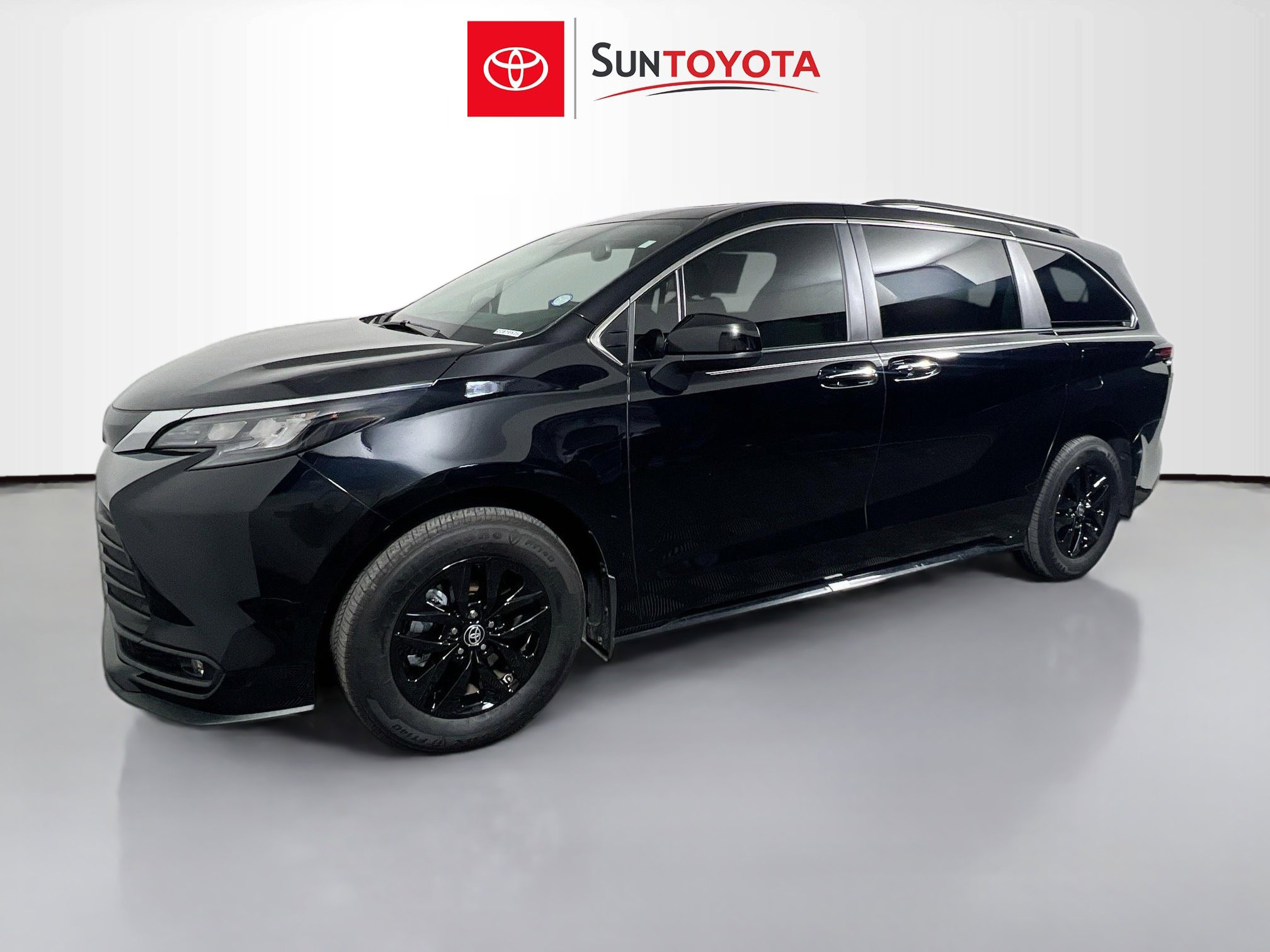 Used 2025 Toyota Sienna XLE FWD image 9