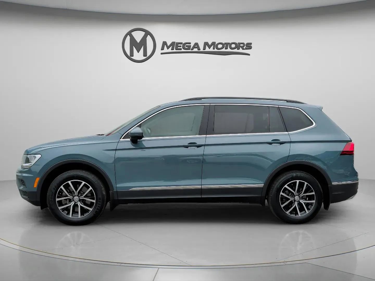 Used 2021 Volkswagen Tiguan SE image 2