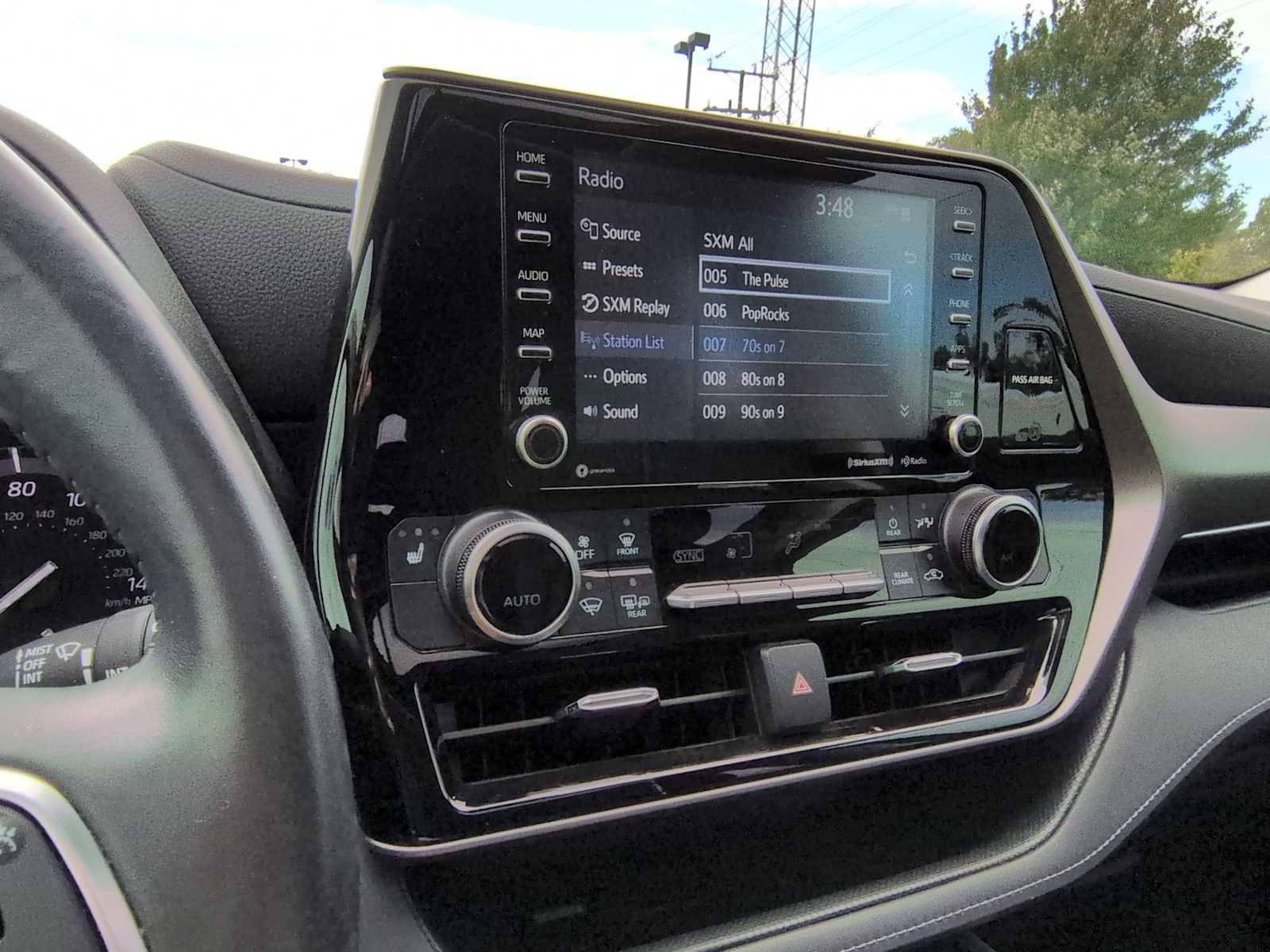 Used 2021 Toyota Highlander XLE FWD image 30