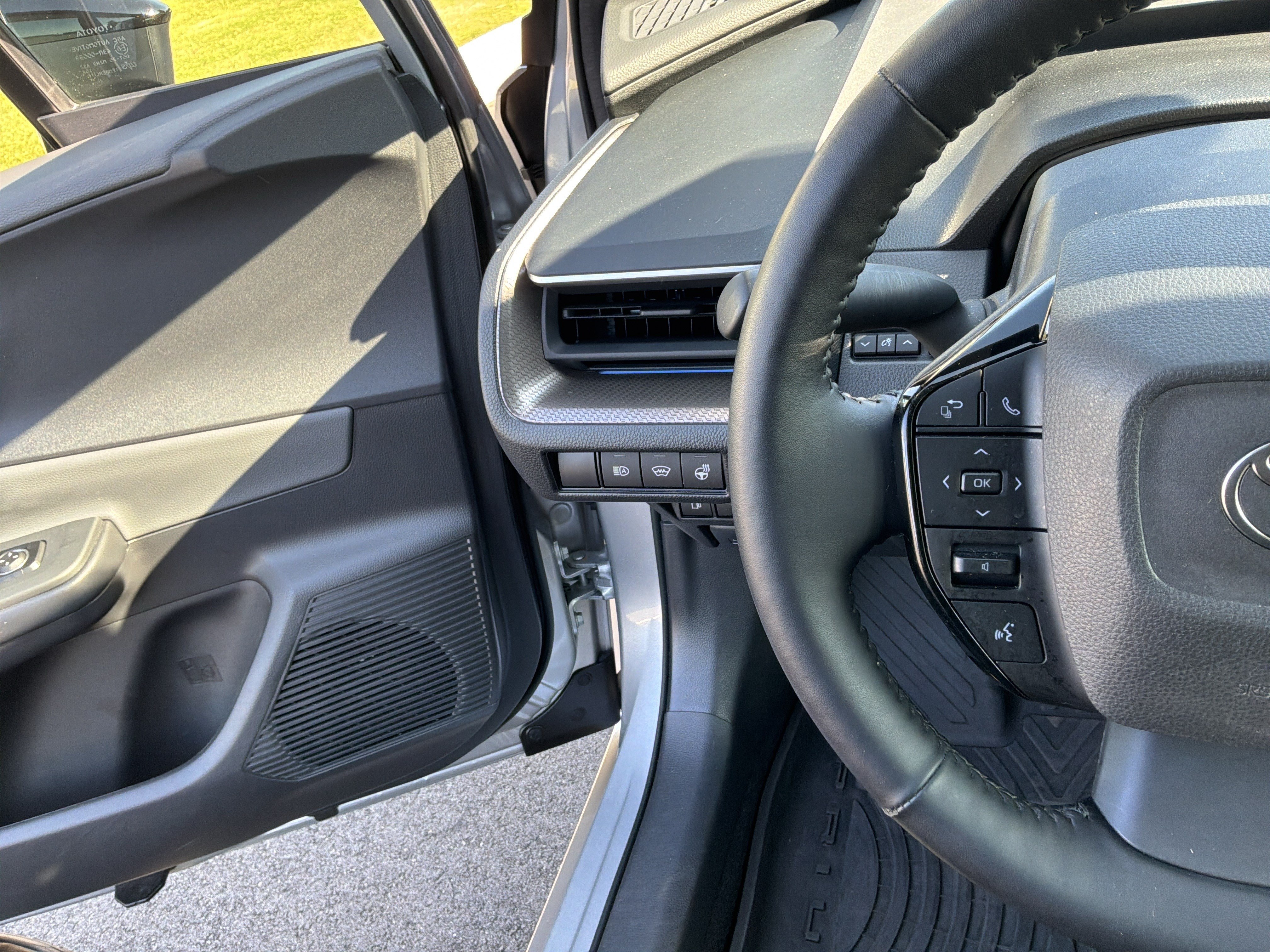 Used 2024 Toyota Prius XLE FWD image 19