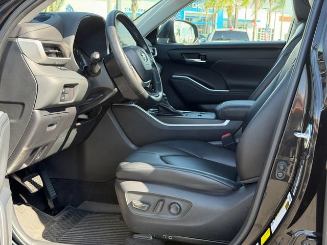 Used 2023 Toyota Highlander XLE FWD image 16