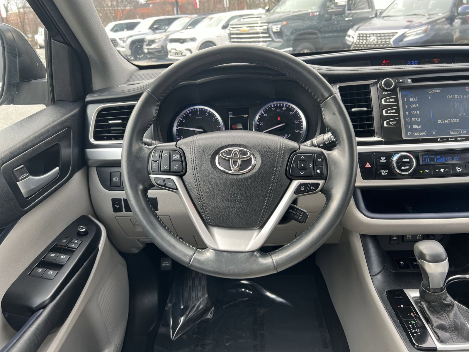 Used 2017 Toyota Highlander XLE image 16