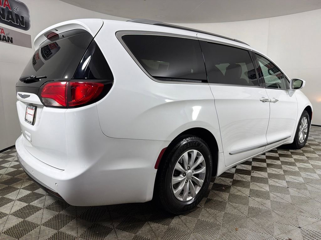 Used 2019 Chrysler Pacifica Touring-L FWD image 3