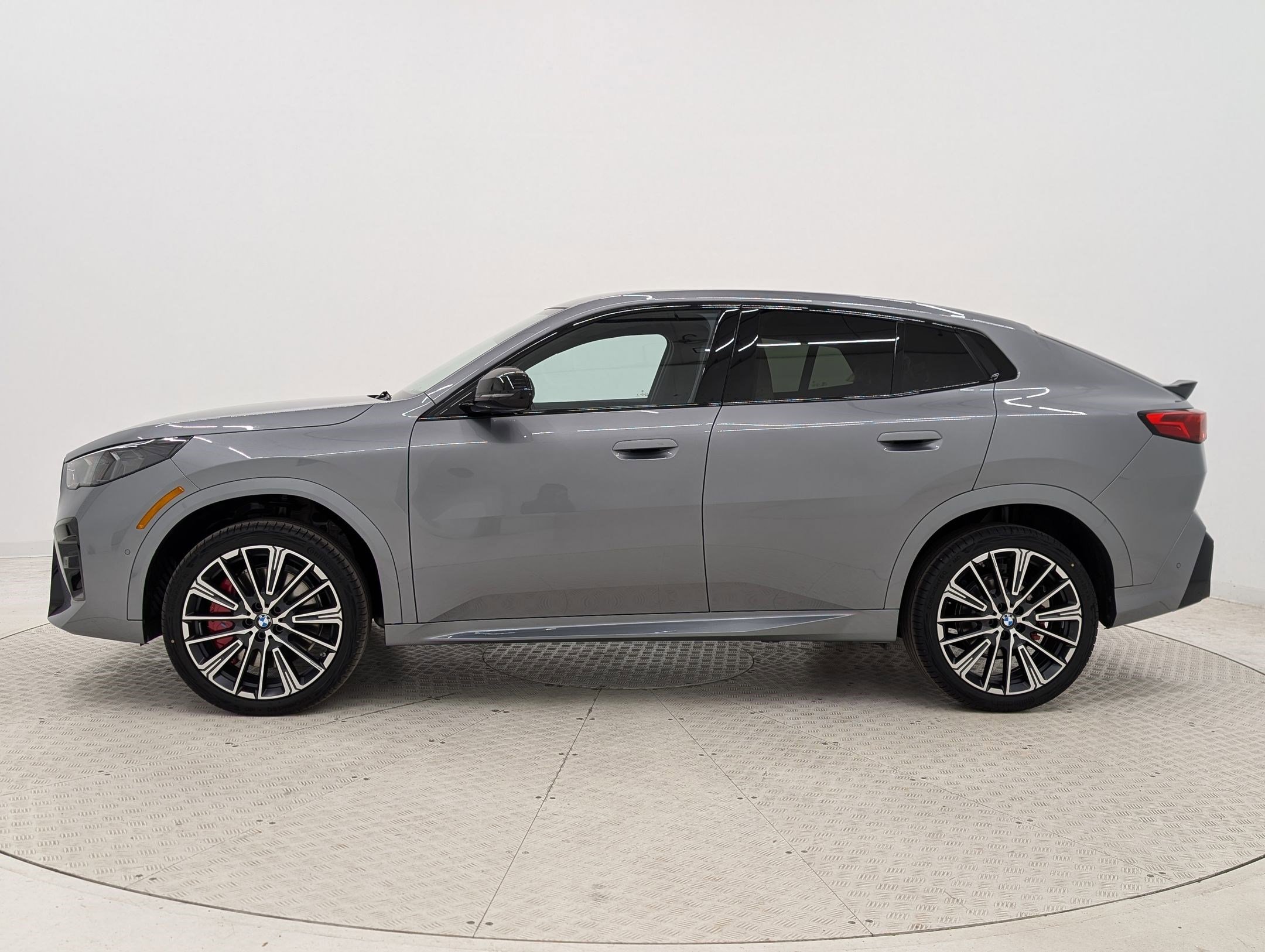 New 2026 BMW X2 xDrive28i w/ M Sport Package AWD/4WD image 2