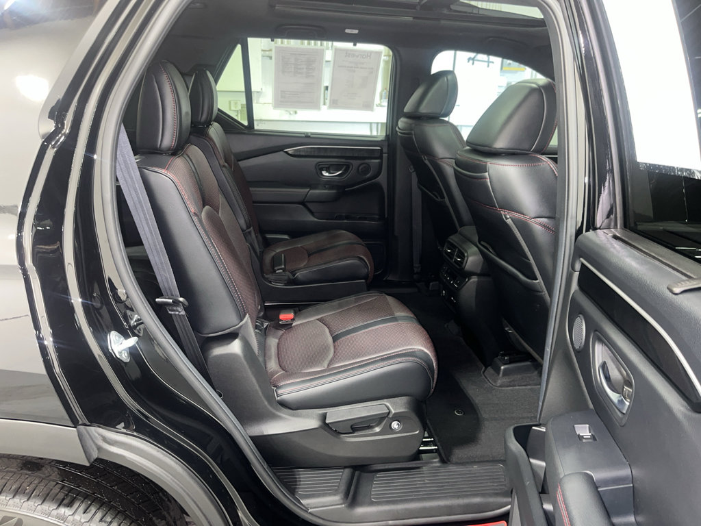 Used 2025 Honda Pilot Black Edition image 37