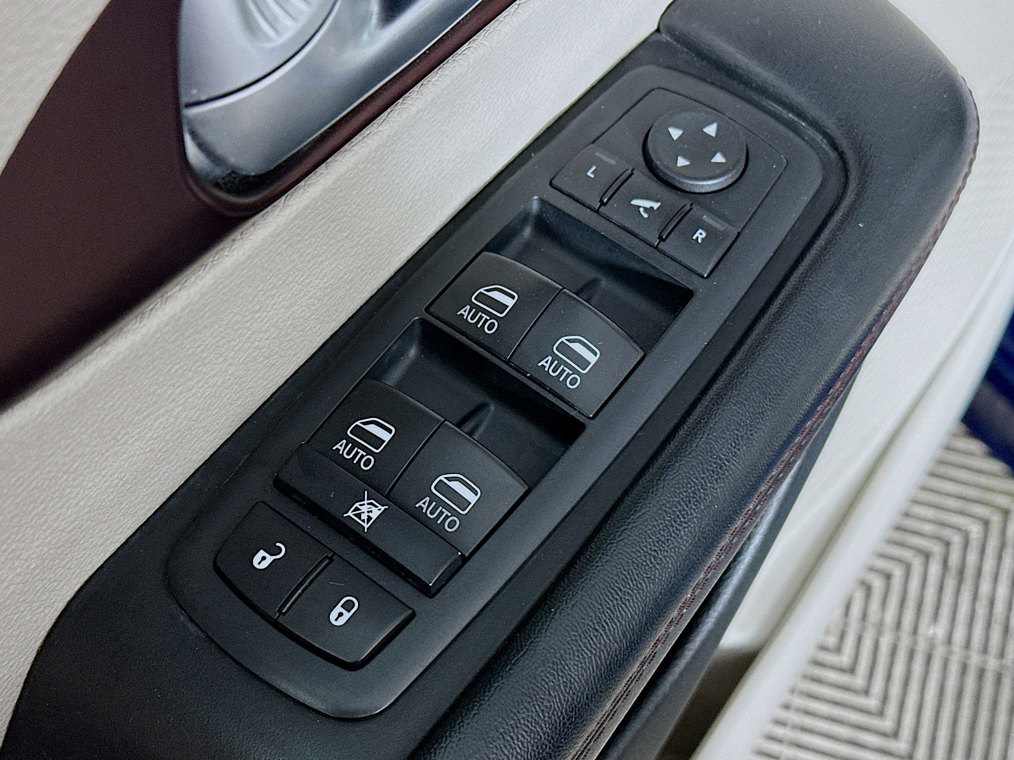 Used 2017 Chrysler Pacifica Limited w/ Advanced Safetytec Group image 18