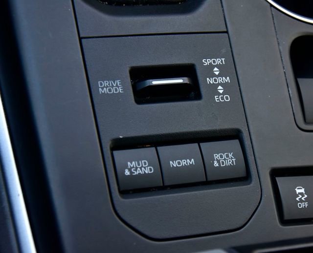 Used 2021 Toyota Highlander XLE AWD/4WD image 28