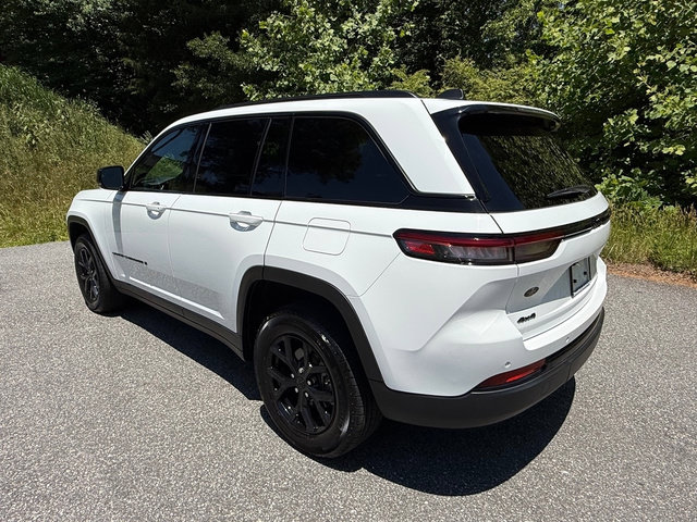Used 2025 Jeep Grand Cherokee Altitude AWD/4WD image 8