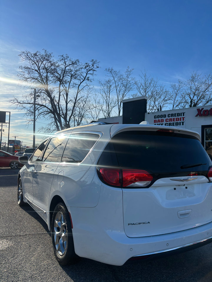 Used 2018 Chrysler Pacifica Limited image 3