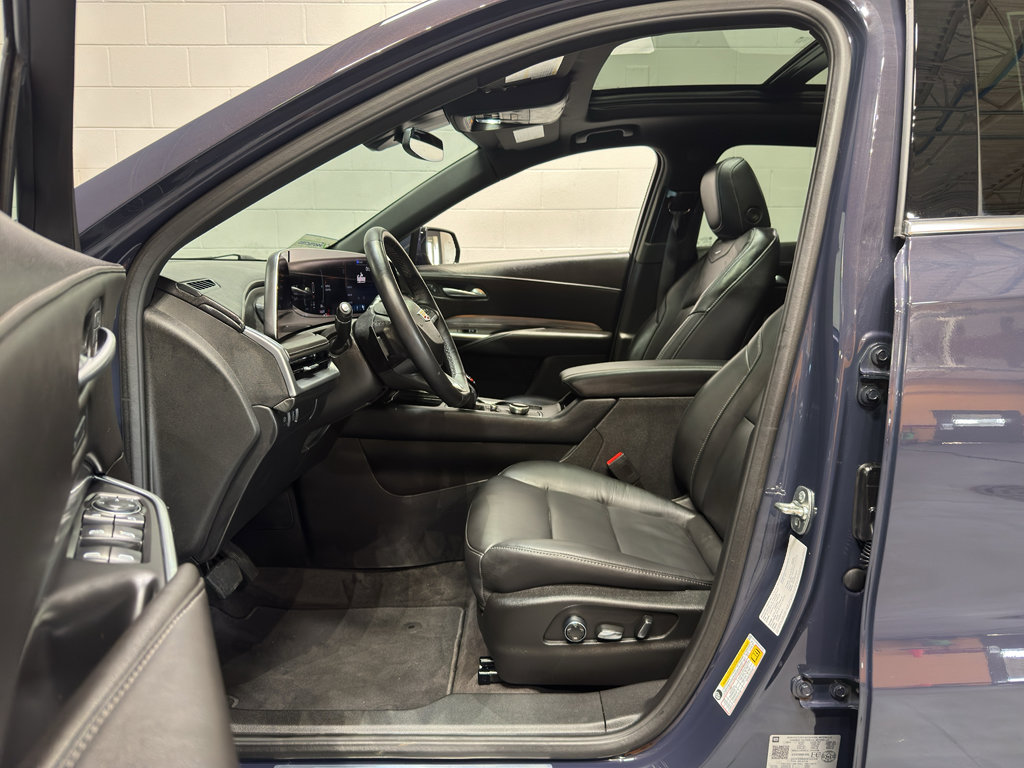 Used 2025 Cadillac XT4 Premium Luxury image 14