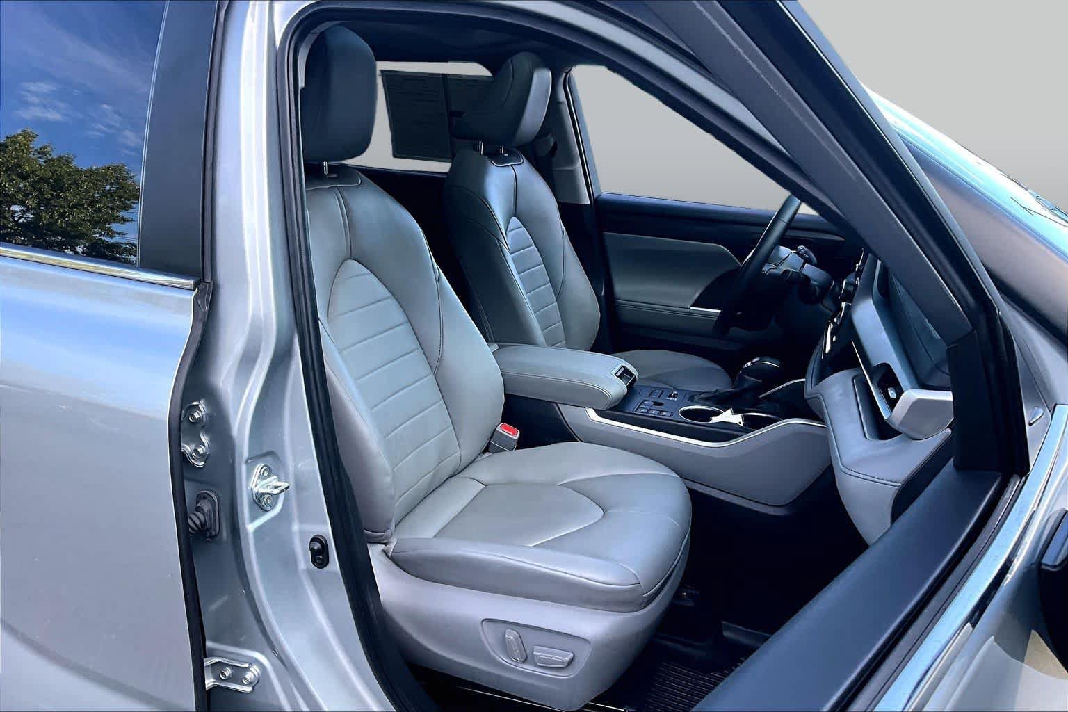 Used 2024 Toyota Highlander XLE AWD/4WD image 8