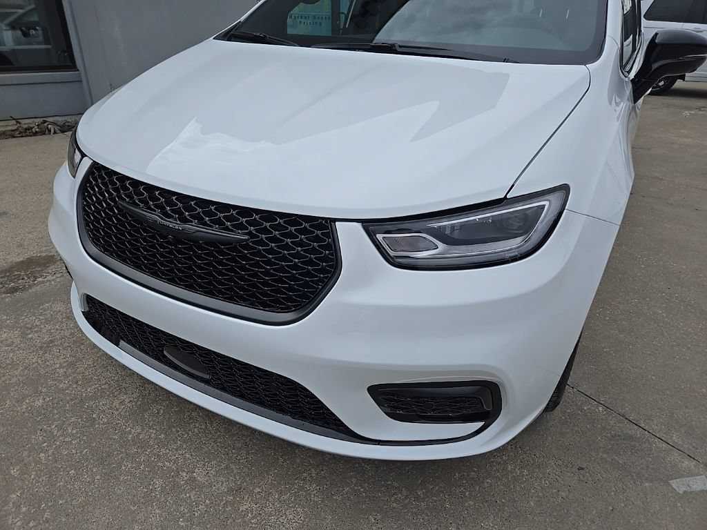New 2026 Chrysler Pacifica Select w/ S Appearance Package FWD image 17