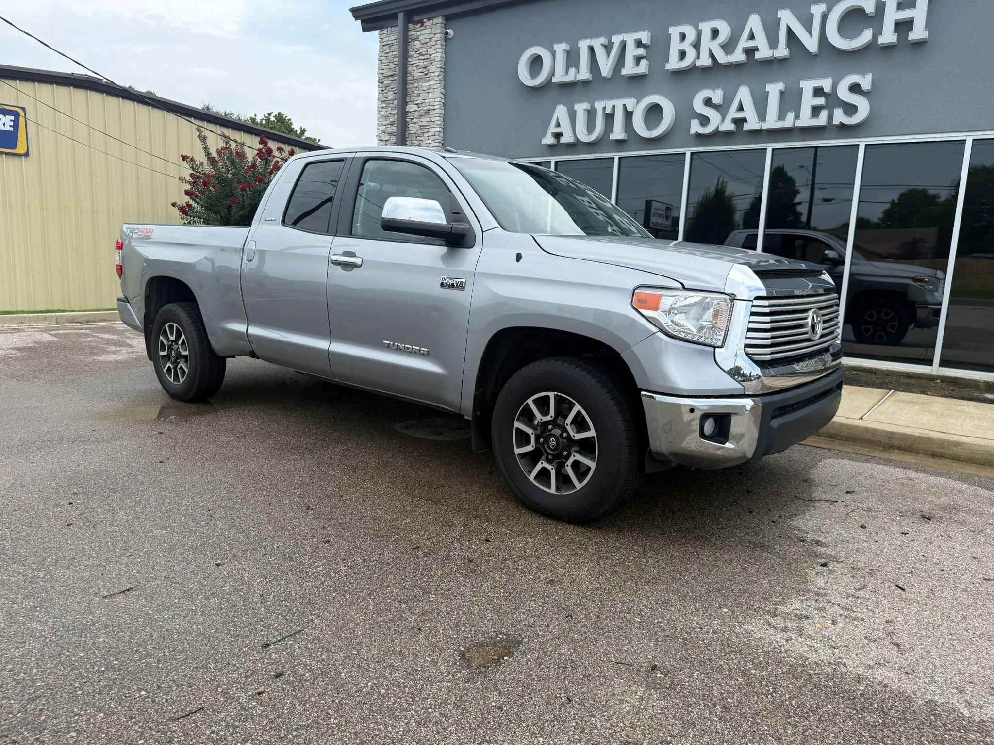 Used 2017 Toyota Tundra Limited w/ Limited Premium Package AWD/4WD image 2