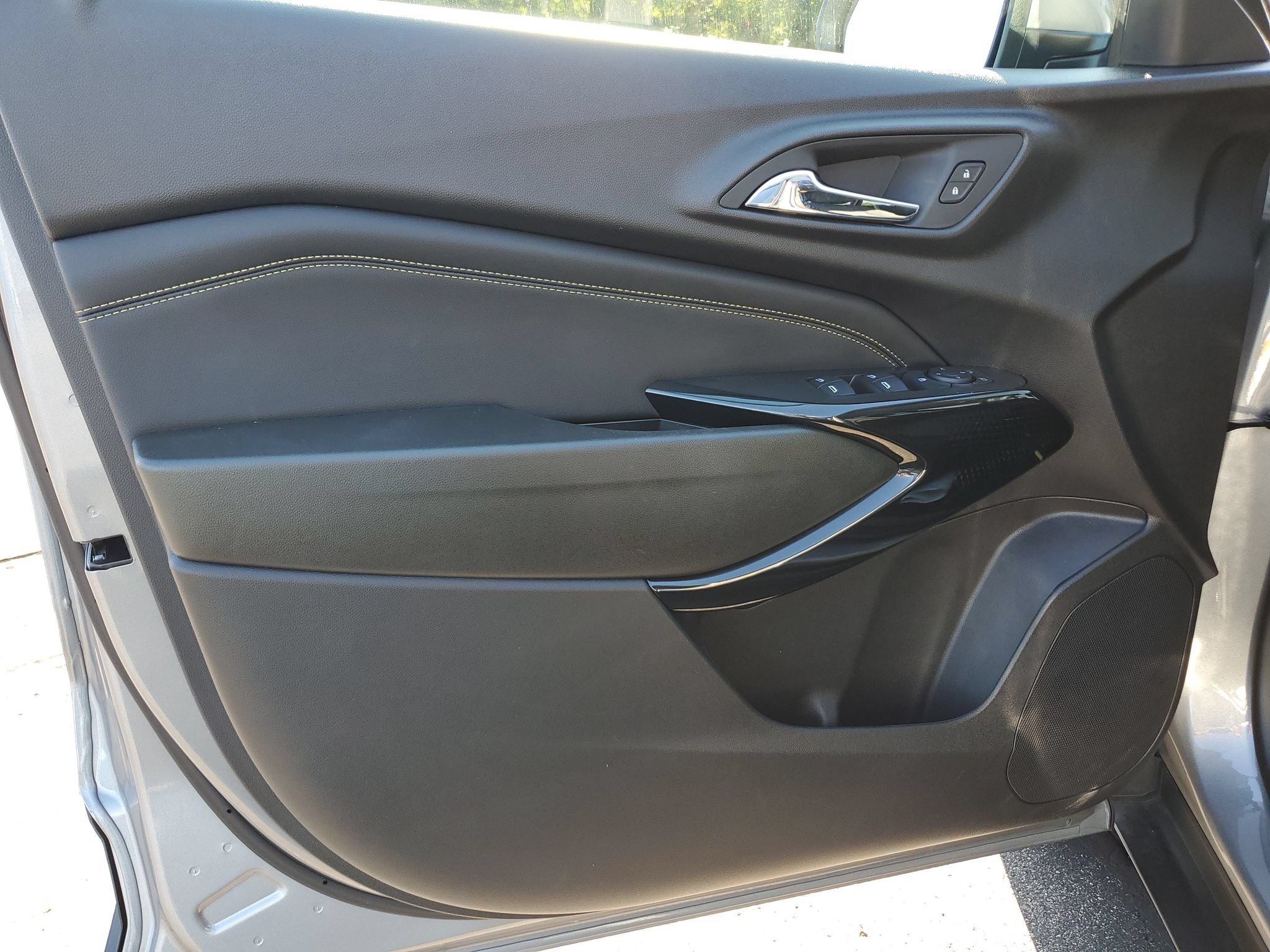 Used 2025 Chevrolet Trax LT w/ Driver Confidence Package FWD image 12
