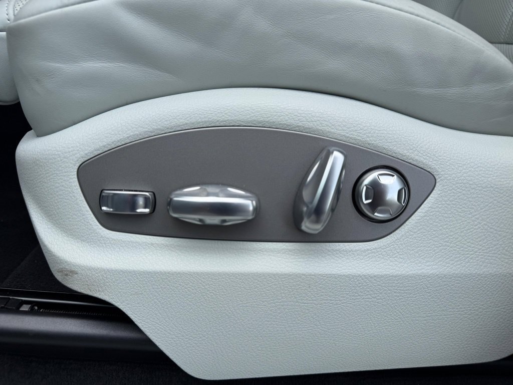 Certified 2026 Porsche Macan AWD/4WD image 6