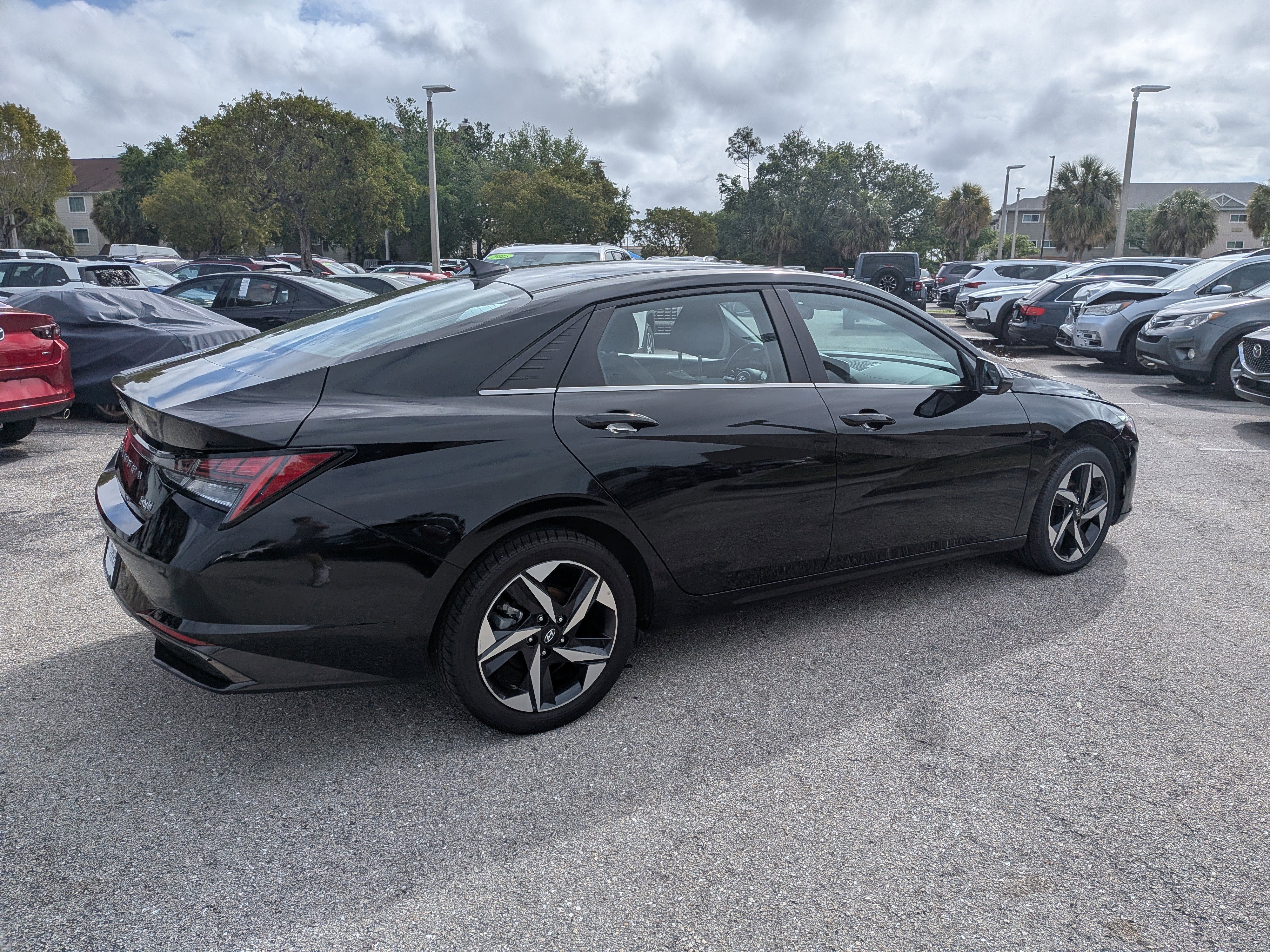 Used 2022 Hyundai Elantra Limited w/ Preferred Accessory Package image 4