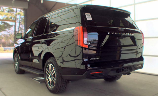Used 2025 Ford Expedition Active AWD/4WD image 10