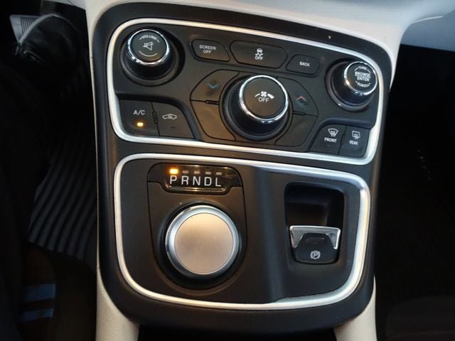 Used 2015 Chrysler 200 Limited FWD image 9