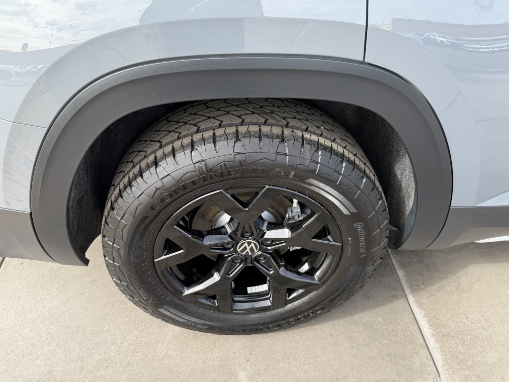 Used 2025 Volkswagen Atlas Peak Edition SE AWD/4WD image 15